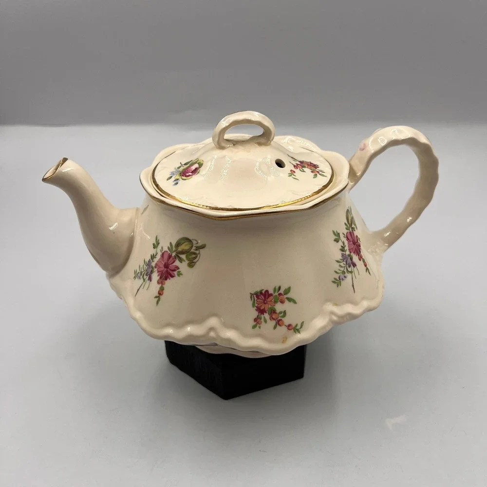 Hutschenreuther Selb Bavaria Priscilla Teapot German Porcelain Floral Gold Trim